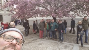 Freunde unter Apfelblüten in Prag