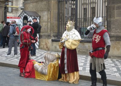 Ritter auf Platz vor Burg Prag