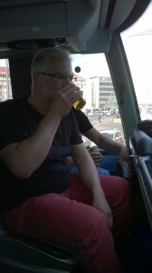 Schalli trinkr Bier im Bahnbus