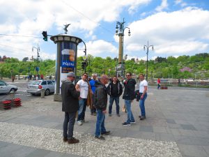 Gruppe auf Gehsteig in Prag