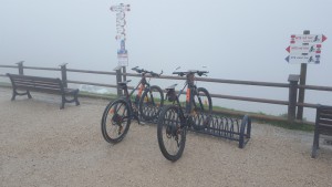 Unsere Fahrräder auf dem Monte Baldo im Nebel