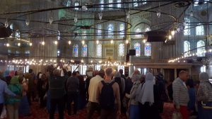 Besucher in blauer Moschee