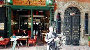 Faissti vor Cafe Privato in Istanbul