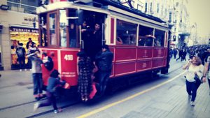 Kinder springen von der Tünel Tram Istanbul