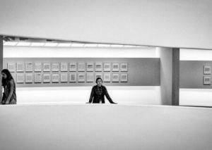 Frau im Guggenheim Museum