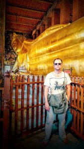Christian Kolb vor liegenden Buddha im Wat Pho