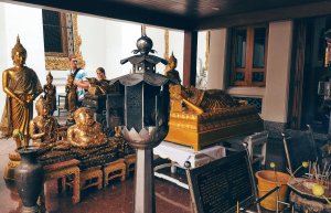 Gebete im Wat Pho