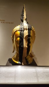 goldener Buddha Ausstellung im War Traimit