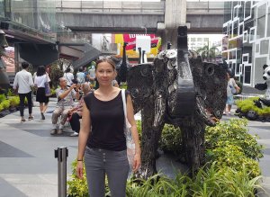 Goldi vor Elefant im Siam Center