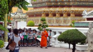 Mönch mit Schulklasse im Wat Pho