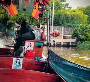 Longtailboot Fahrer in Klong
