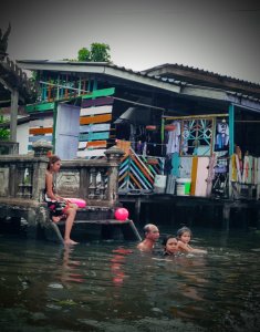 Kinder schwimmen in Klong in Bangkok