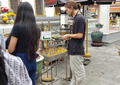 Spende geben im Wat Phra Kaeo