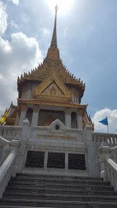 Treppen zum goldenen Buddha