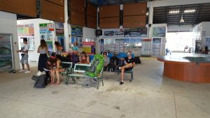 Wartehalle am Hafen Thong Sala
