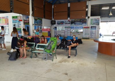 Wartehalle am Hafen Thong Sala