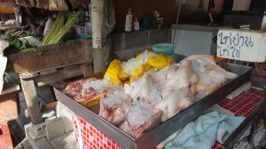 Hühner am Markt in Thong Sala