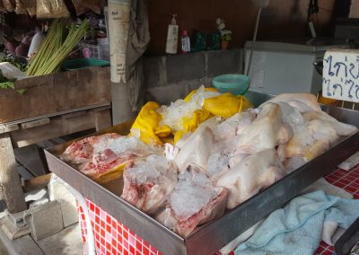 Hühner am Markt in Thong Sala
