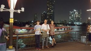 Chao Praya am Abend mit Familie