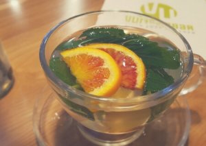 Tee mit Minze und Orange in der Vunderbar ein Restaurant in Fürth