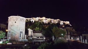 Blick am Abend auf Akropolis und Turm der Winde