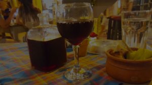 Rotwein in Athen Bar in Psirri