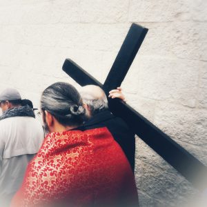Pilger mit Kreuz Via Dolorosa