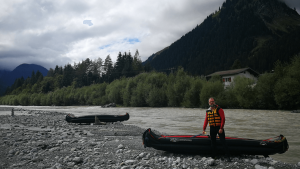 Emma mit Kayak am Lech