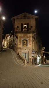 Zur Via Fontabella in Assisi