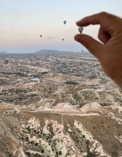 Heißluftballon zwischen den Fingern